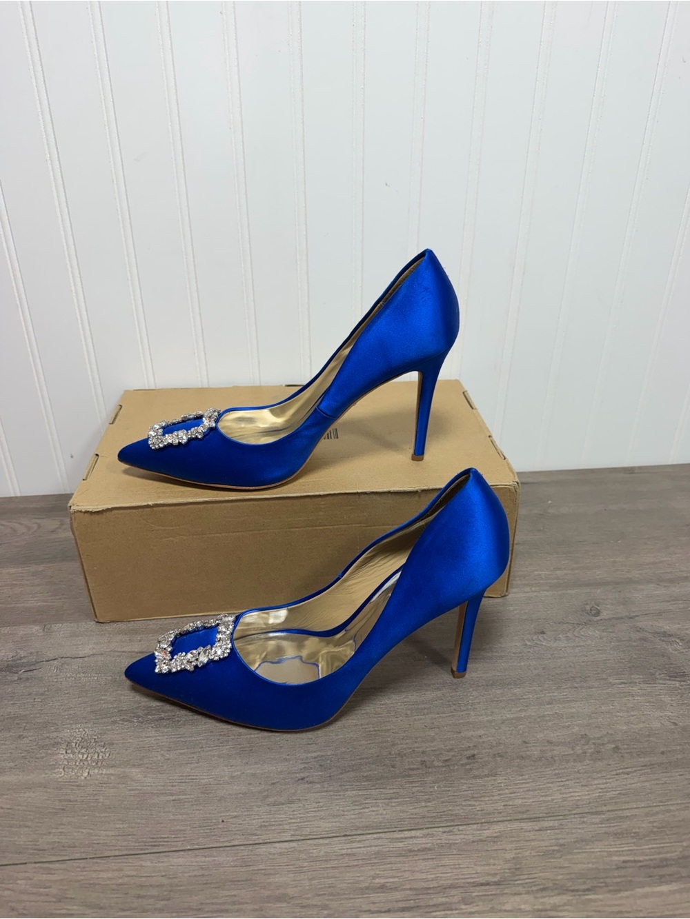 Used Badgley Mischka electric blue satin Cher pump size 9.5